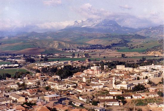 Photographie de Bou-Medfa avec en arrière-plan la montagne Zaccar