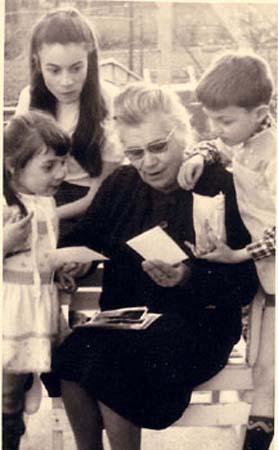 1969 : Françoise et ses petits enfants.
