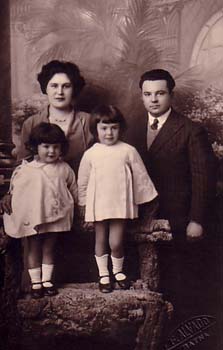 1934 : Jean CORTES, Joséphine CORTES née MICO, leurs filles : Jeanine et Sylvie