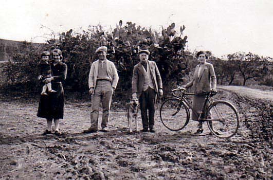 1938 : Lucette MICO (enfant), Cécile G. MICO née BRIESACH, Fernand F.P. MICO, Henri P. BRIESACH, Jeanne COURTOIS née MICO
