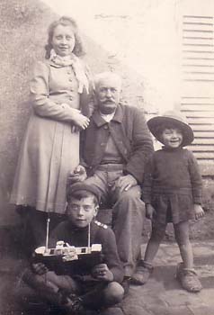 1938 : Henri P.BRIESACH avec Aimée MANIVAL, Lucette MICO et Paul (Paulo) MICO (petit fils et petites filles)