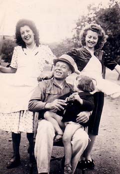 1940 : Fernand F.P. MICO, dans ses bras Lucette, Jeannette, ?, et Aimée MANIVAL