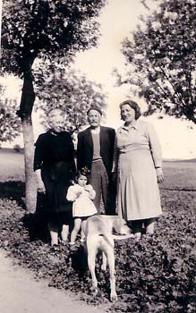 1946 : Julie H.C. MANIVAL, et Cécile G. MICO, avec leur père Henri P. BRIESACH, devant, Marie-Paule BRIESACH