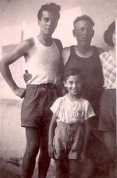 1949 : Fernand F.P. MICO et ses trois enfants, Paul (Paulo) Fernand H.G. et Lucette G. dommage pour le cadrage !