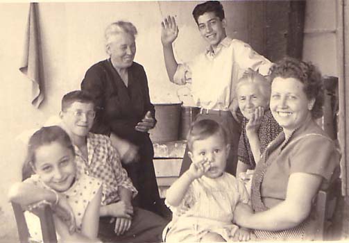 1959 : Dominique CARTA, Lucien PEUGNIEZ, Julie H.C. MANIVAL née BRIESACH, Fernand H.G. Mico, Baptistine PEUGNIEZ née SARRE, Aimée CARTA née MANIVAL, le bébé Paul G. DUFOUR